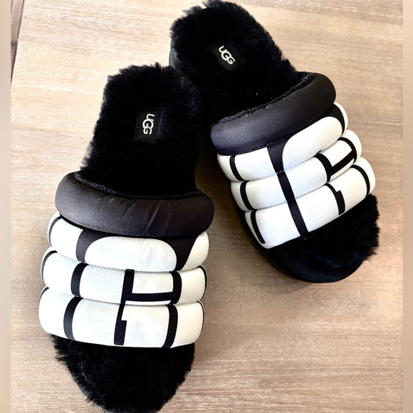 UGG Maxi Slide Logo Quilted Sandals Sheepskin, Black with White